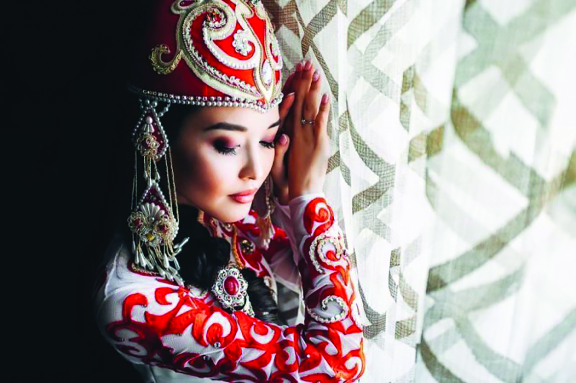 Ал қыздар. Саукеле Киргиз. Кыргызские женщины. Казахи девушки. Красивые казашки в национальной одежде.